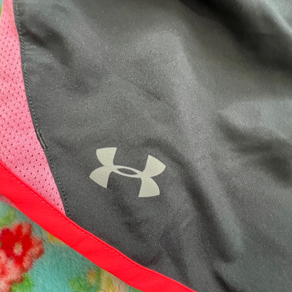 LIKE NEW!!! Under Armour running shorts with liner, drawstring, & pocket💕🤩 - Picture 3 of 5